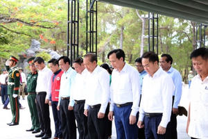 Phó Thủ tướng Thường trực dâng hương, tặng quà các gia đình có công tỉnh Quảng Trị