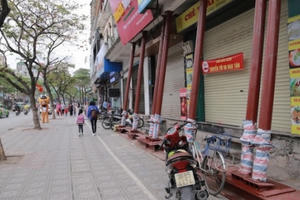 Lạ ở Hà Nội: Loạt nhà trên đất vàng bỗng dưng ‘chống nạng’