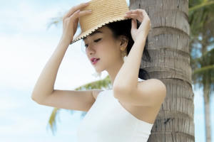 Hà Thu mong manh, gợi cảm trên biển đón sinh nhật lần 26