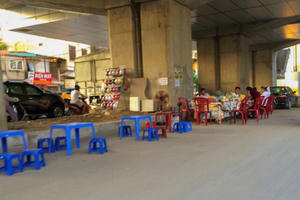 Gầm cầu đường sắt Cát Linh - Hà Đông bị chiếm dụng làm bãi xe, hàng quán