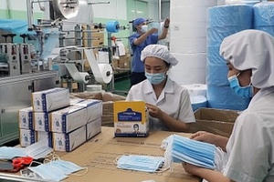 Tạm ngừng kinh doanh tạm nhập, tái xuất mặt hàng khẩu trang y tế, găng tay y tế từ 15/3/2022