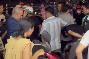 Bắt một thanh niên cướp giật tiệm vàng ở Đồng Nai Bắt một thanh niên cướp giật tiệm vàng ở Đồng Nai