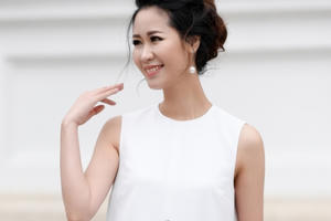 Hoa hậu Dương Thùy Linh đẹp mong manh trên phố