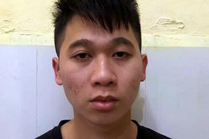 Say rượu, ngủ quên trên vỉa hè, người đàn ông bị "cuỗm" sạch tài sản