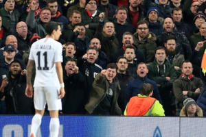 M.U bị UEFA phạt sau khi để CĐV ném chai vào Di Maria