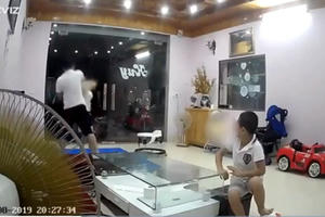 Danh tính người đàn ông đánh vợ trước mặt con