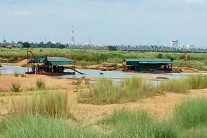 Doanh nghiệp khai thác cát trái phép, nguy cơ sạt lở cận kề!