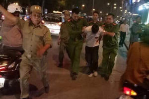 Hà Nội: Táo tợn cướp tiệm vàng trong nháy mắt, tên cướp bị bắt vì chạy vào hội làng