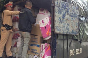 Hà Nội: Bắt giữ lô rượu mạnh, quần áo hàng hiệu không rõ xuất xứ