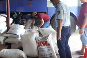 Thu giữ gần 2.000 chai bia Heineken và 15 tạ đường kính không rõ nguồn gốc