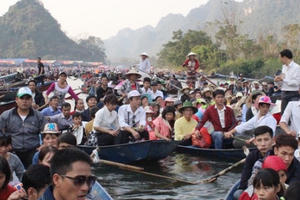 Hết hồn áo phao cứu sinh “làm cảnh” ở lễ hội chùa Hương