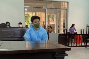 Giở trò đồi bại với con riêng của người tình, không ngờ bị quay clip