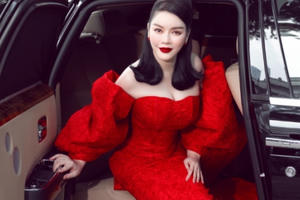 Lý Nhã Kỳ ngồi siêu xe 40 tỷ đồng đi xem thời trang Lý Nhã Kỳ ngồi siêu xe 40 tỷ đồng đi xem thời trang