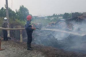 Cháy xưởng gỗ rộng hàng trăm mét vuông ở TP HCM