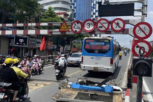Hà Nội: Xử phạt tài xế điều khiển xe khách đi lên cầu vượt Tây Sơn