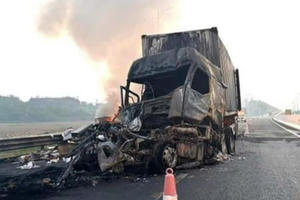 Xe container bốc cháy trên cao tốc Vân Đồn – Móng Cái sau cú va chạm với xe cùng chiều