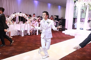 Văn Anh nhảy tặng Tú Vi, Ngọc Trinh đội mưa dự tiệc cưới