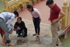 Thầy giáo kịp thời cứu sống một em nhỏ ngã xuống hồ nước khi đi du xuân