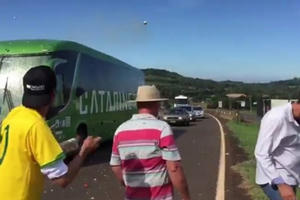 Xe của ĐT Brazil bị ném trứng thối, gạch đá sau thất bại tại World Cup