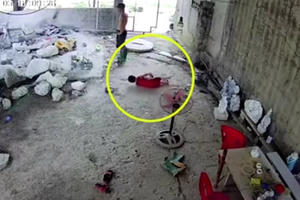 Video: Thót tim với cảnh bé trai bị điện giật và pha xử lý "nhanh hơn điện" của người bố Video: Thót tim với cảnh bé trai bị điện giật và pha xử lý "nhanh hơn điện" của người bố