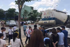 Clip: Kinh hoàng xe bồn mất lái húc văng ô tô con hàng chục mét