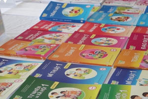 Lớp 1 thì mua thêm cả chục cuốn sách tham khảo để làm gì?