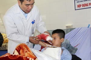 Thời sự 9h ngày 25/1/2017: Bệnh nhi 10 tuổi bị nát lòng bàn tay do nổ pin điện thoại