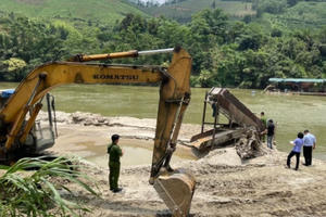 Bắt quả tang 7 đối tượng khai thác khoáng sản trộm trên lòng sông Bạc
