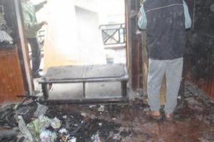 Tẩm xăng tự thiêu trong nhà nghỉ, người đàn ông và bé gái chết thảm