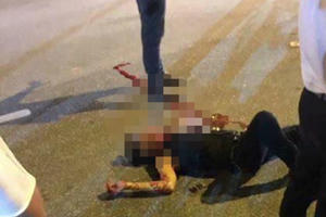 Hà Nội: Nam thanh niên bị đâm trọng thương nằm trên vũng máu