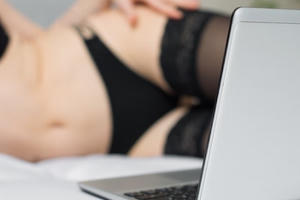 Nghề thoát y trực tuyến ở Mỹ phát triển 'chóng mặt' giữa đại dịch COVID-19 Nghề thoát y trực tuyến ở Mỹ phát triển 'chóng mặt' giữa đại dịch COVID-19