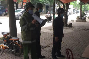 Dùng loa tuyên truyền cho nhân dân chấp hành quy định cách ly phòng chống dịch Covid-19