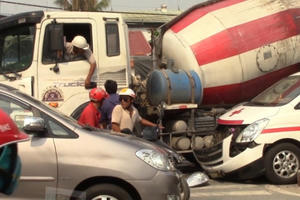 Bình Dương: Xe bồn va chạm với xe cấp cứu, nhiều người may mắn thoát nạn