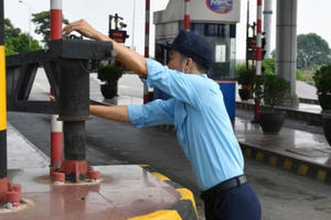 Thu phí đường bộ qua GPS và vệ tinh, bỏ barie có khả thi?
