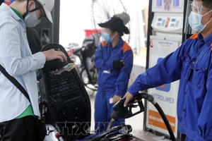 Giá xăng tăng mạnh xấp xỉ 30.000 đồng/lít