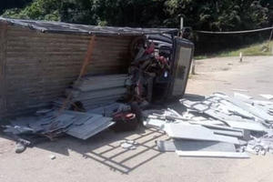 Xe vật liệu xây dựng bị lật khiến 1 người tử vong