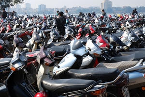 Hà Nội: Trông giữ xe sai quy định, lãnh đạo địa phương phải "chịu tội" Hà Nội: Trông giữ xe sai quy định, lãnh đạo địa phương phải "chịu tội"