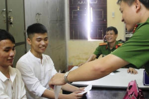 Hà Tĩnh: Ngày khai giảng, hai học sinh nhặt được túi tiền trả người đánh mất Hà Tĩnh: Ngày khai giảng, hai học sinh nhặt được túi tiền trả người đánh mất