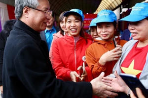 Thường trực Ban Bí thư dự ‘Tết sum vầy’ với công nhân Bắc Giang