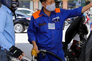 Giá xăng tăng mạnh hơn 1.400 đồng/lít