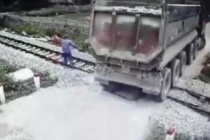 Tặng bằng khen cho nam nhân viên gác chắn nhanh trí ngăn tai nạn kinh hoàng giữa tàu và xe tải