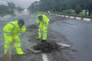 Công an dầm mưa, hỗ trợ, giúp đỡ người dân dọn đường, vượt ngập an toàn