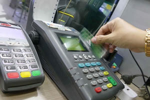 Phí ngân hàng 'bủa vây' người dùng Phí ngân hàng 'bủa vây' người dùng