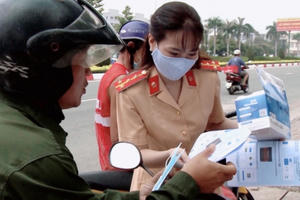 Bà Rịa - Vũng Tàu: Công an thị xã Phú Mỹ tặng khẩu trang y tế và tuyên truyền người dân phòng chống Covid-19