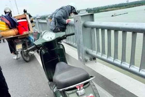 Nam thanh niên để lại xe máy cùng bức thư tuyệt mệnh rồi nhảy cầu tự vẫn