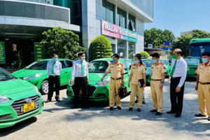 Hơn 1.100 xe kinh doanh vận tải ở Thanh Hóa đã được cấp, đổi biển số màu vàng Hơn 1.100 xe kinh doanh vận tải ở Thanh Hóa đã được cấp, đổi biển số màu vàng