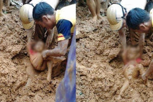 Đau đớn khi nhìn em bé Thanh Hóa 5 tuổi bị vùi trong đất lũ