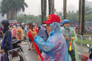Dòng người nườm nượp đổ về "Chảo lửa" Mỹ Đình trong cơn mưa chiều trước trận chung kết Sea Game 31