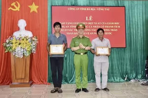 Bà Rịa – Vũng Tàu: Khen thưởng hai công dân dũng cảm cứu 7 thuyền viên gặp nạn trên biển