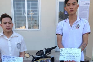 Phát hiện 2 người vận chuyển pháo lậu lúc rạng sáng